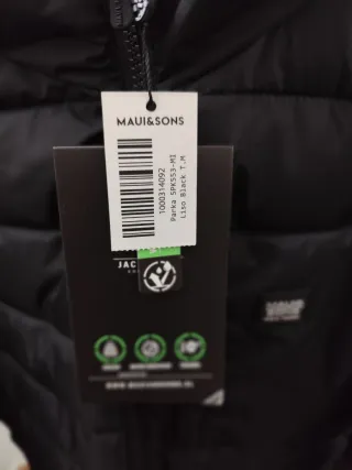 Abrigo negro con capucha