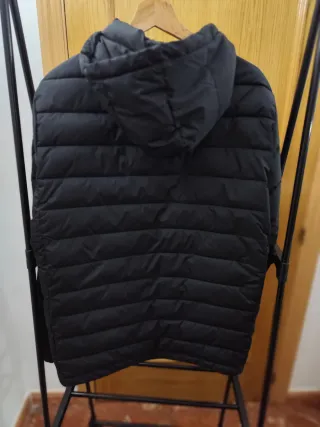 Abrigo negro con capucha