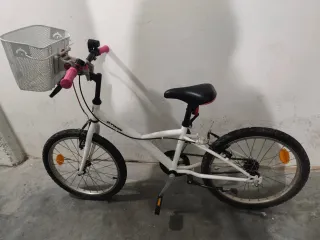 Bicicleta infantil blanca con cesta