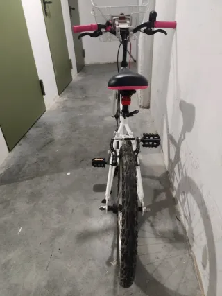 Bicicleta infantil blanca con cesta