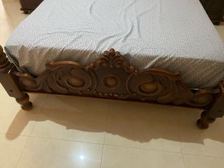 Dormitorio de madera noble