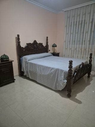 Dormitorio de madera noble