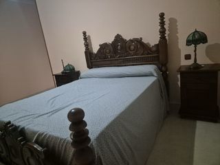 Dormitorio de madera noble