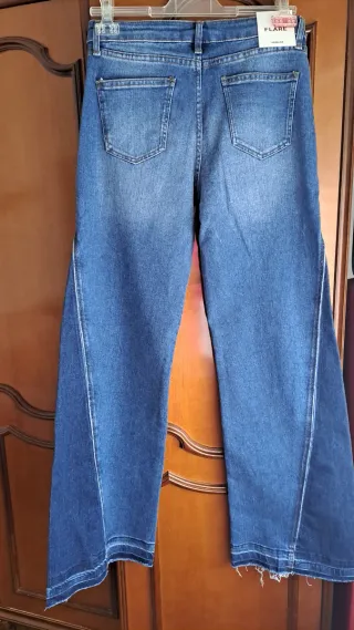 Pantalón flare Bershka contraste azul
