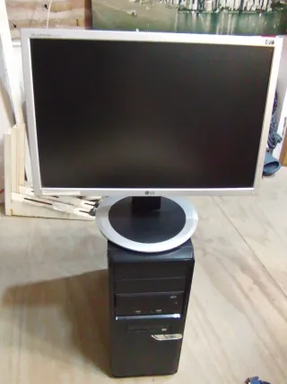 PC con 2 monitor, TV e stampante