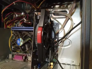 PC con 2 monitor, TV e stampante