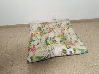 Cama para perro con estampado floral 90x90 y 10 cm