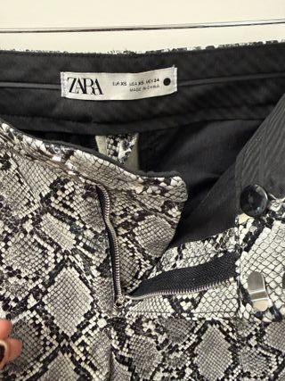 Pantalón polipiel Zara estampado serpiente