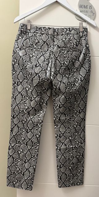 Pantalón polipiel Zara estampado serpiente