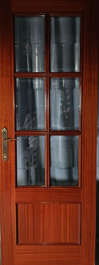 Puerta de madera con critales