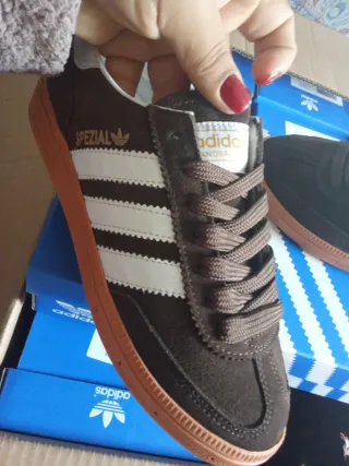 Tenis Adidas Spezial Marrones y Blancos