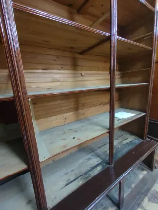 Estanterías madera tienda antigua