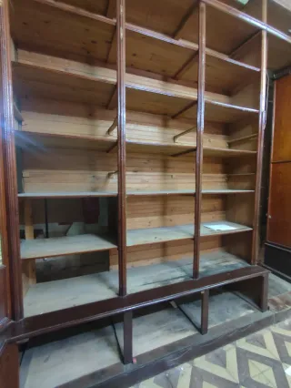 Estanterías madera tienda antigua