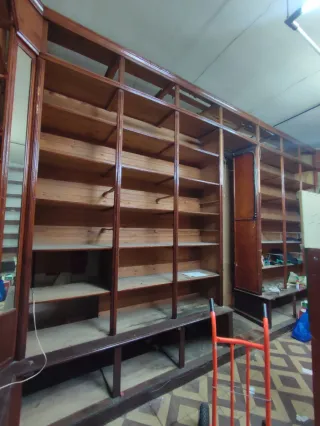 Estanterías madera tienda antigua