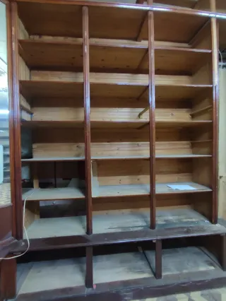 Estanterías madera tienda antigua