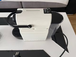 Cafetera Nespresso Blanca y soporte cápsulas