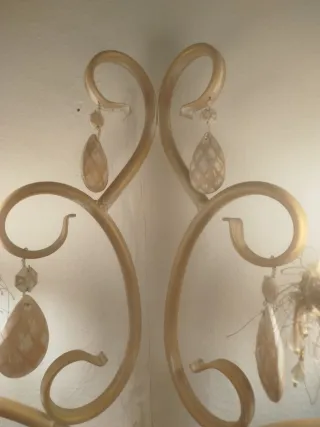 Lámpara de pared beige y dorada