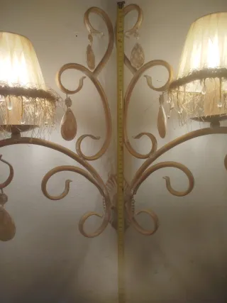 Lámpara de pared beige y dorada