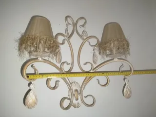 Lámpara de pared beige y dorada