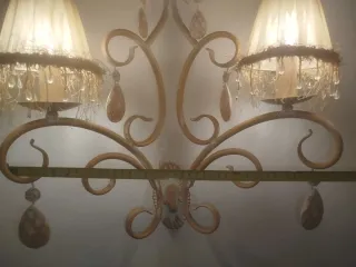 Lámpara de pared beige y dorada