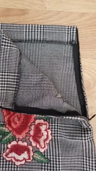 Minifalda de cuadros con bordado floral