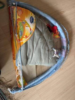 Gimnasio para bebé con su funda
