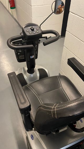 Scooter Invacare Leo 4 ruedas. Muy poco usada.