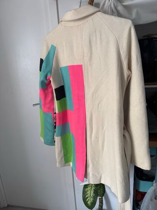 Abrigo Multicolor con Diseño de Pájaro