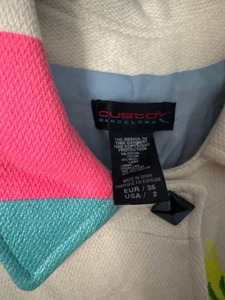 Abrigo Multicolor con Diseño de Pájaro