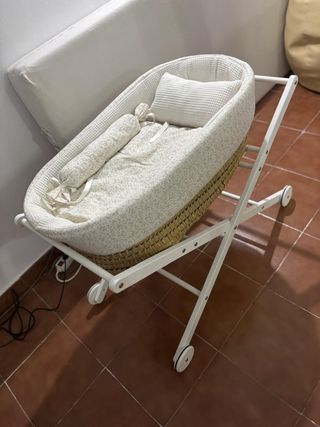 Minicuna con ruedas y cesta