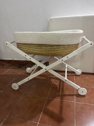 Minicuna con ruedas y cesta
