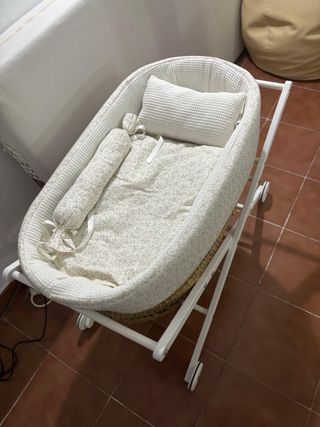 Minicuna con ruedas y cesta