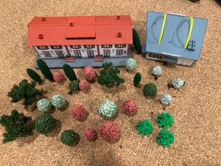 Casas y árboles para maquetas de trenes