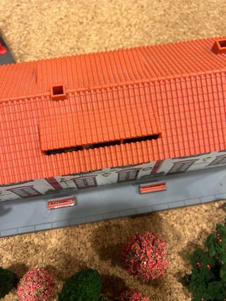 Casas y árboles para maquetas de trenes