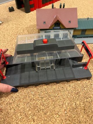 Casas y árboles para maquetas de trenes