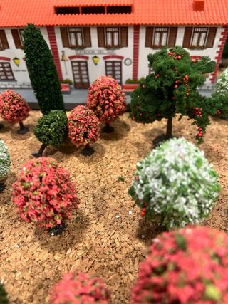 Casas y árboles para maquetas de trenes