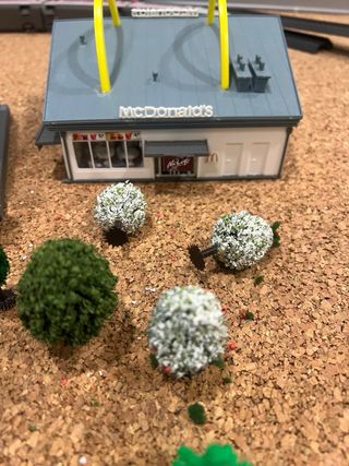 Casas y árboles para maquetas de trenes