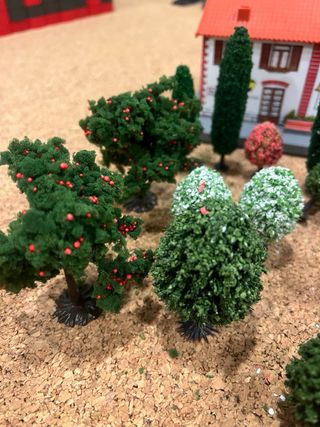 Casas y árboles para maquetas de trenes