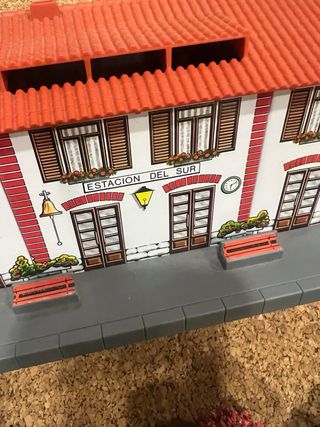 Casas y árboles para maquetas de trenes