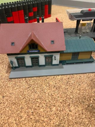 Casas y árboles para maquetas de trenes