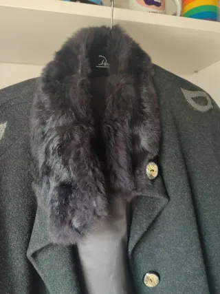 Chaqueta de paño gris con cuello de pelo