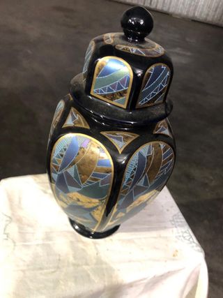 Vaso decorativo nero con disegni geometrici