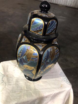 Vaso decorativo nero con disegni geometrici