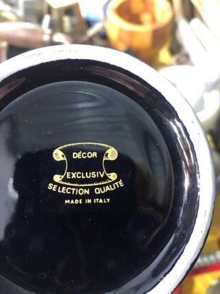 Vaso decorativo nero con disegni geometrici