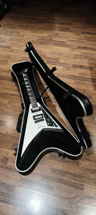 Guitarra Jackson Randy Rhoads Blanca y estuche.