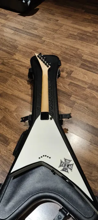 Guitarra Jackson Randy Rhoads Blanca y estuche.