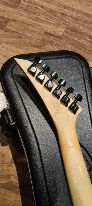 Guitarra Jackson Randy Rhoads Blanca y estuche.