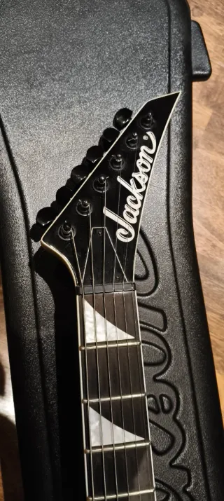 Guitarra Jackson Randy Rhoads Blanca y estuche.