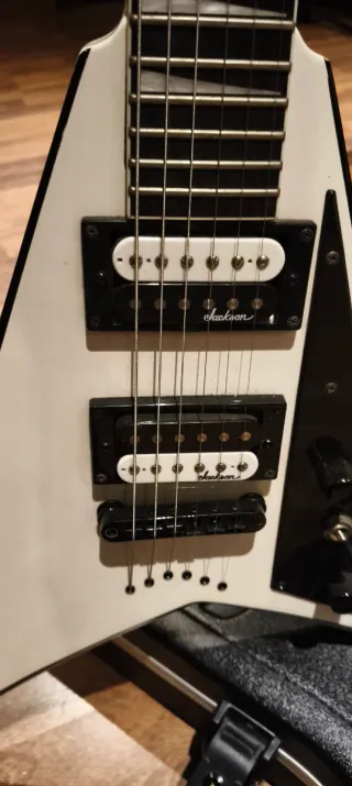 Guitarra Jackson Randy Rhoads Blanca y estuche.