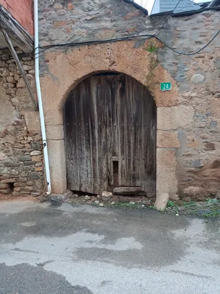 Arco de granito rústico